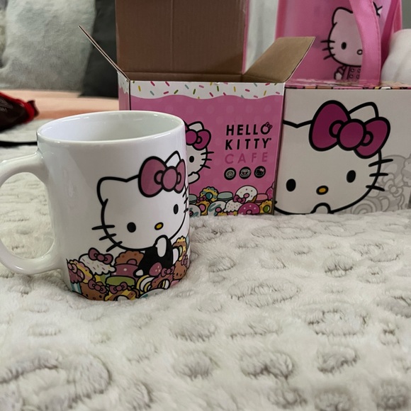 Hello kitty cafe truck brand new from 2017 - Picture 3 of 12